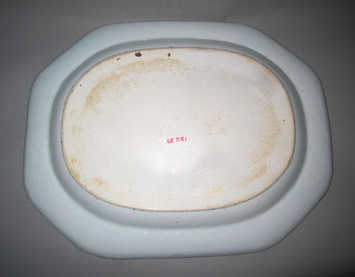 1965.0718.001 Porcelain platter underside