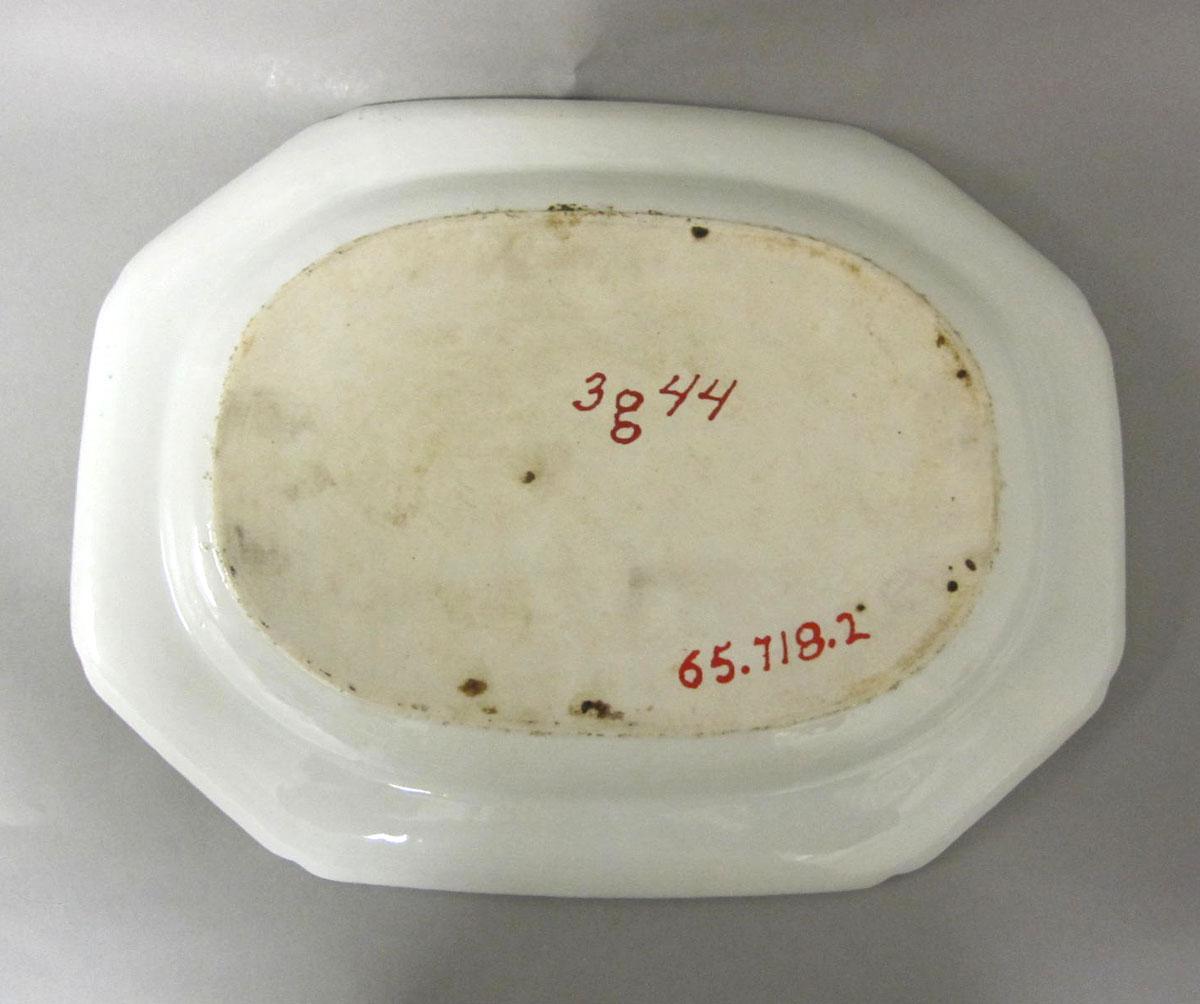 1965.0718.002 Porcelain platter underside