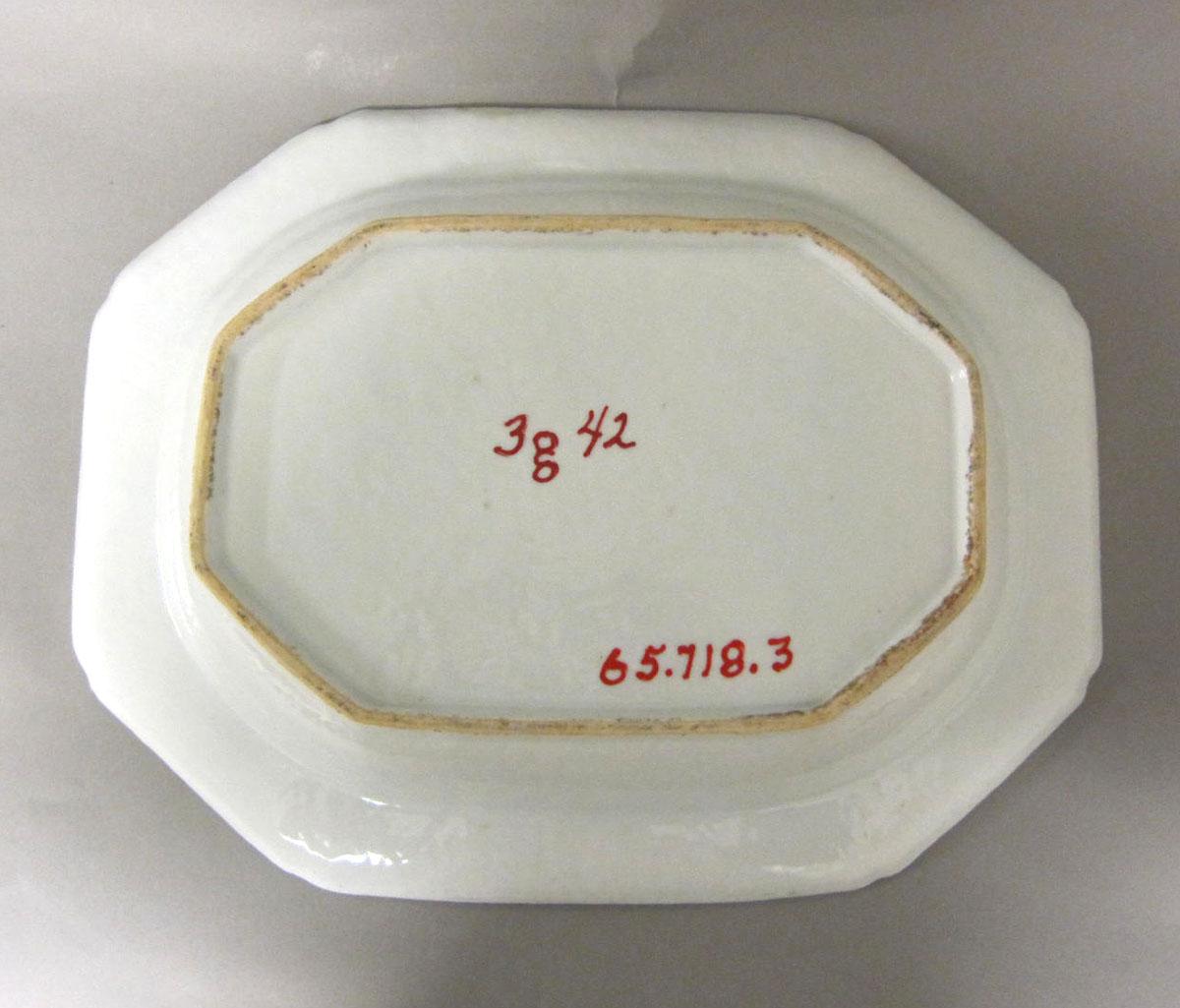 1965.0718.003 Porcelain platter underside