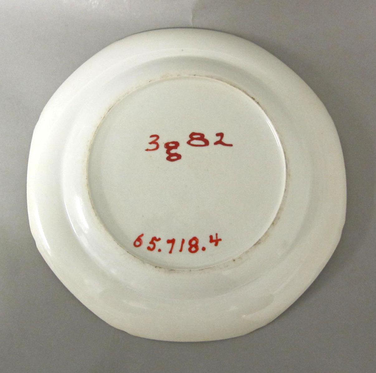 1965.0718.004 Porcelain plate underside