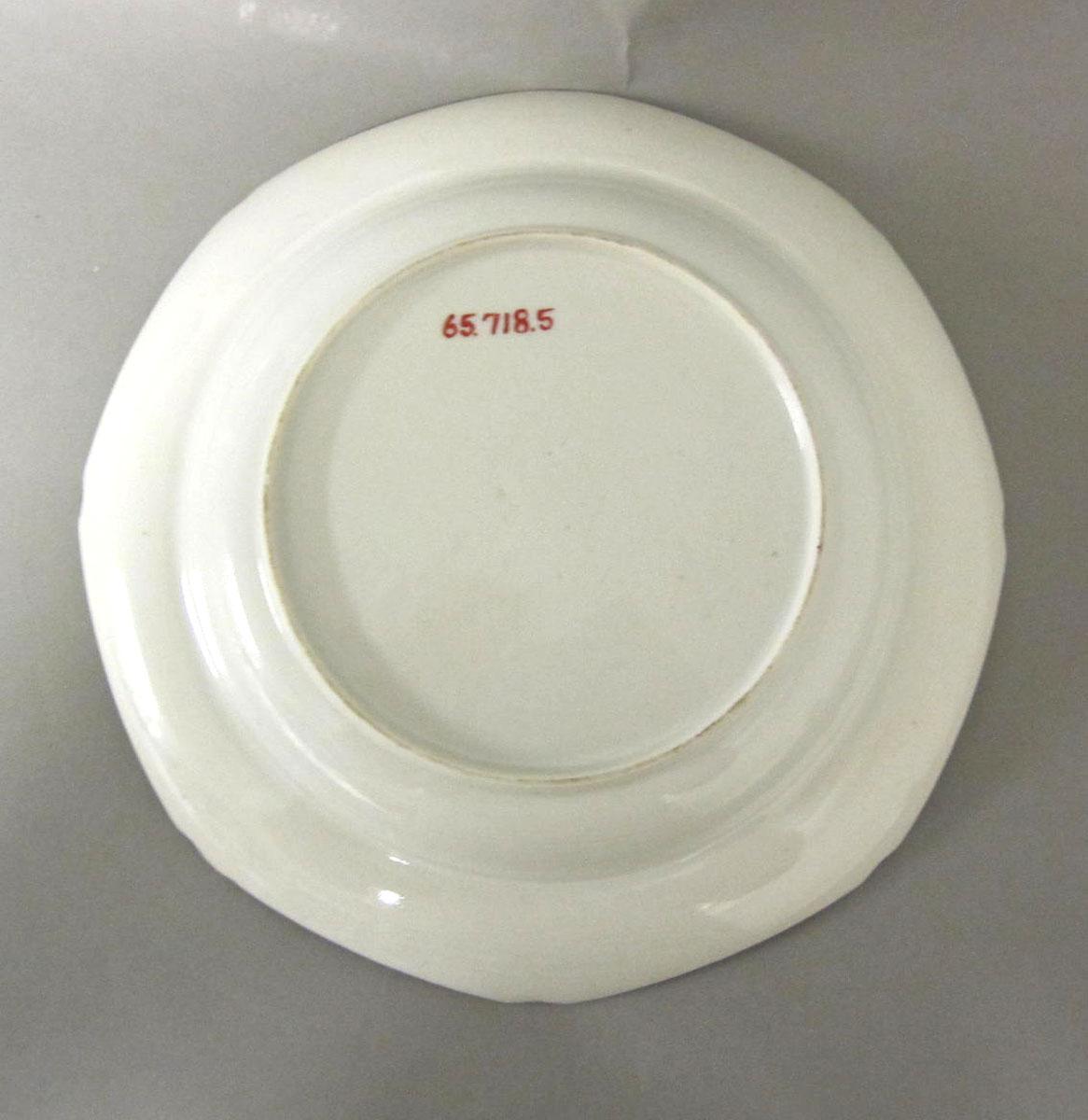 1965.0718.005 Porcelain plate underside