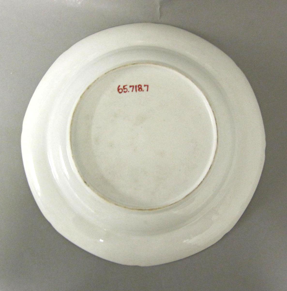 1965.0718.007 Porcelain plate underside