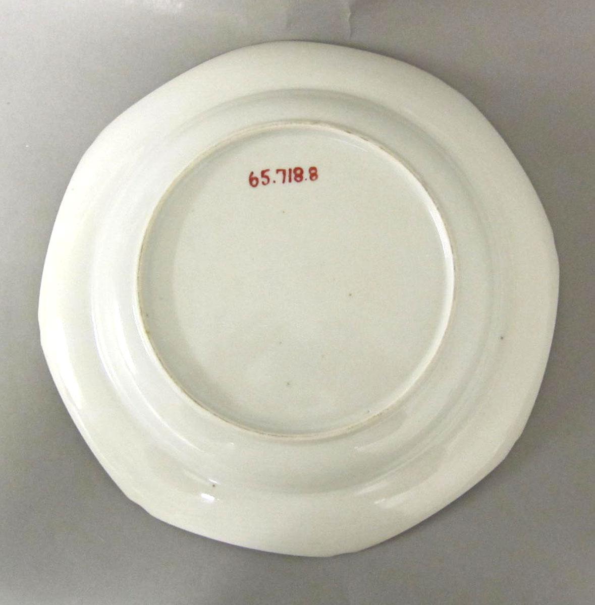 1965.0718.008 Porcelain plate underside