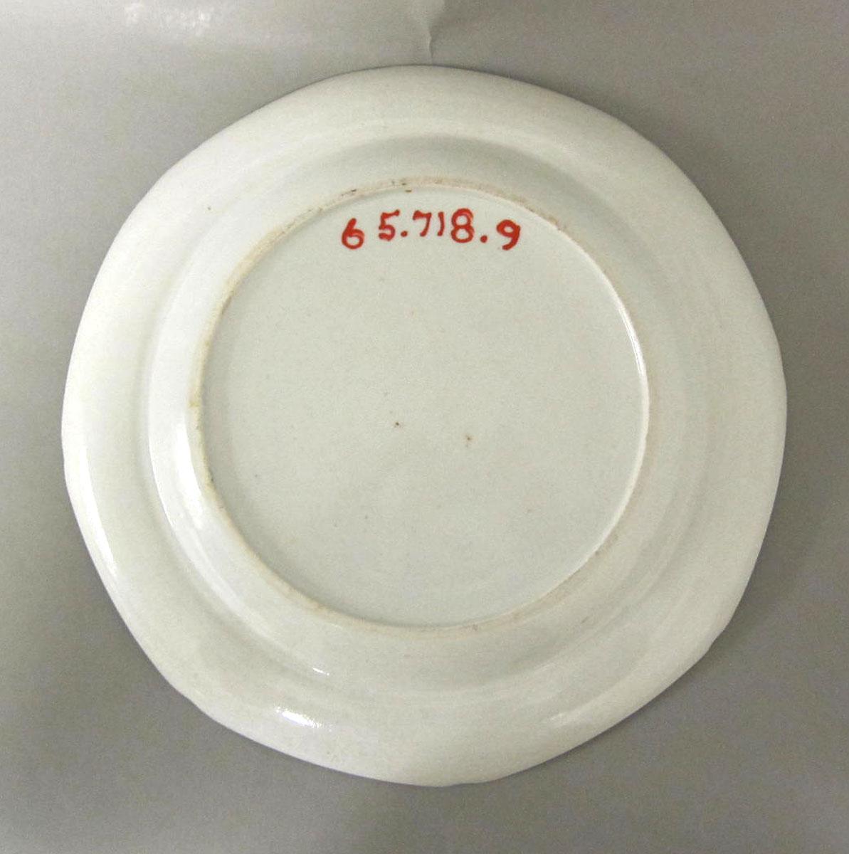 1965.0718.009 Porcelain plate underside