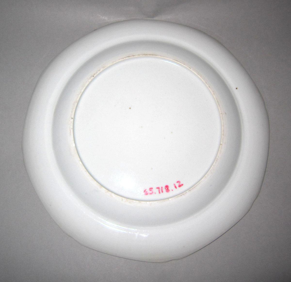 1965.0718.012 Porcelain plate underside