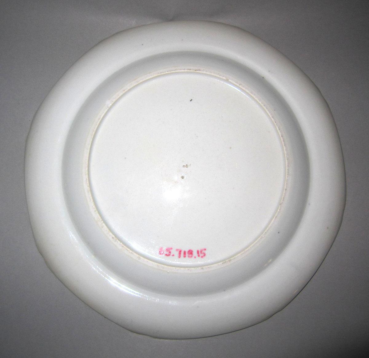 1965.0718.015 Porcelain plate underside