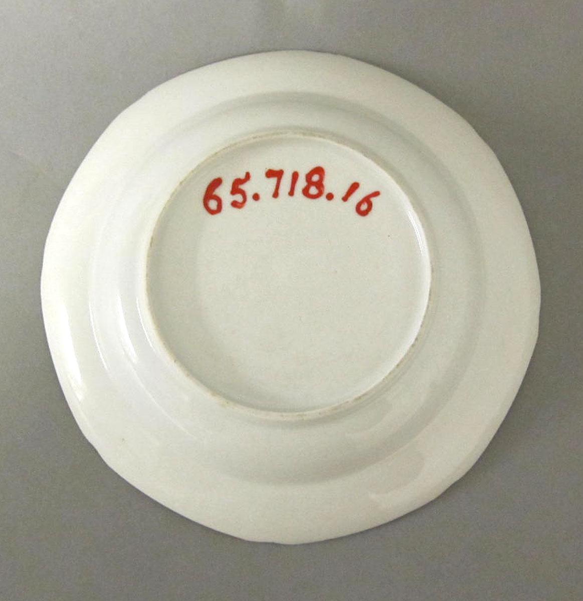 1965.0718.016 Porcelain plate underside