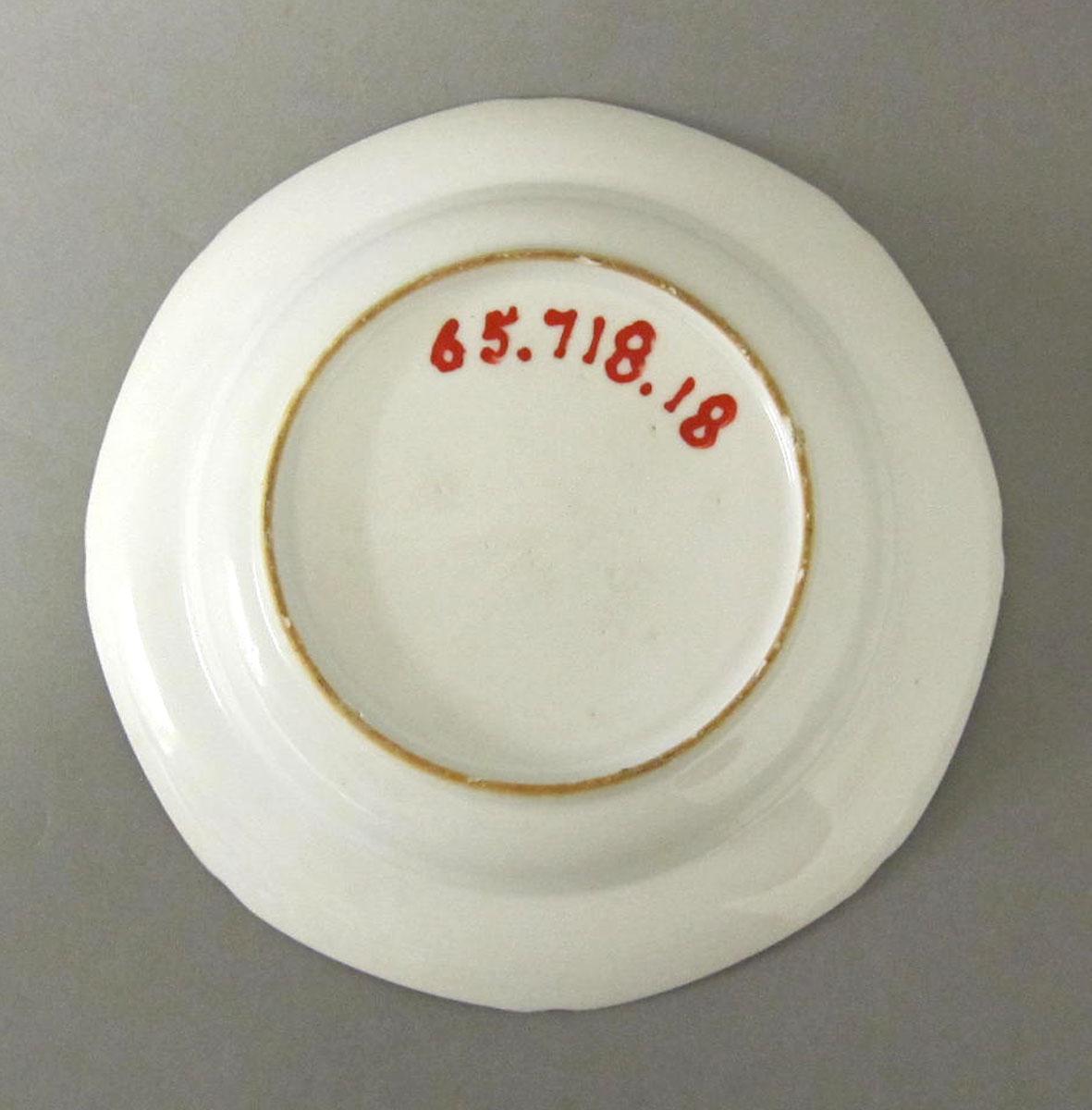 1965.0718.018 Porcelain plate underside