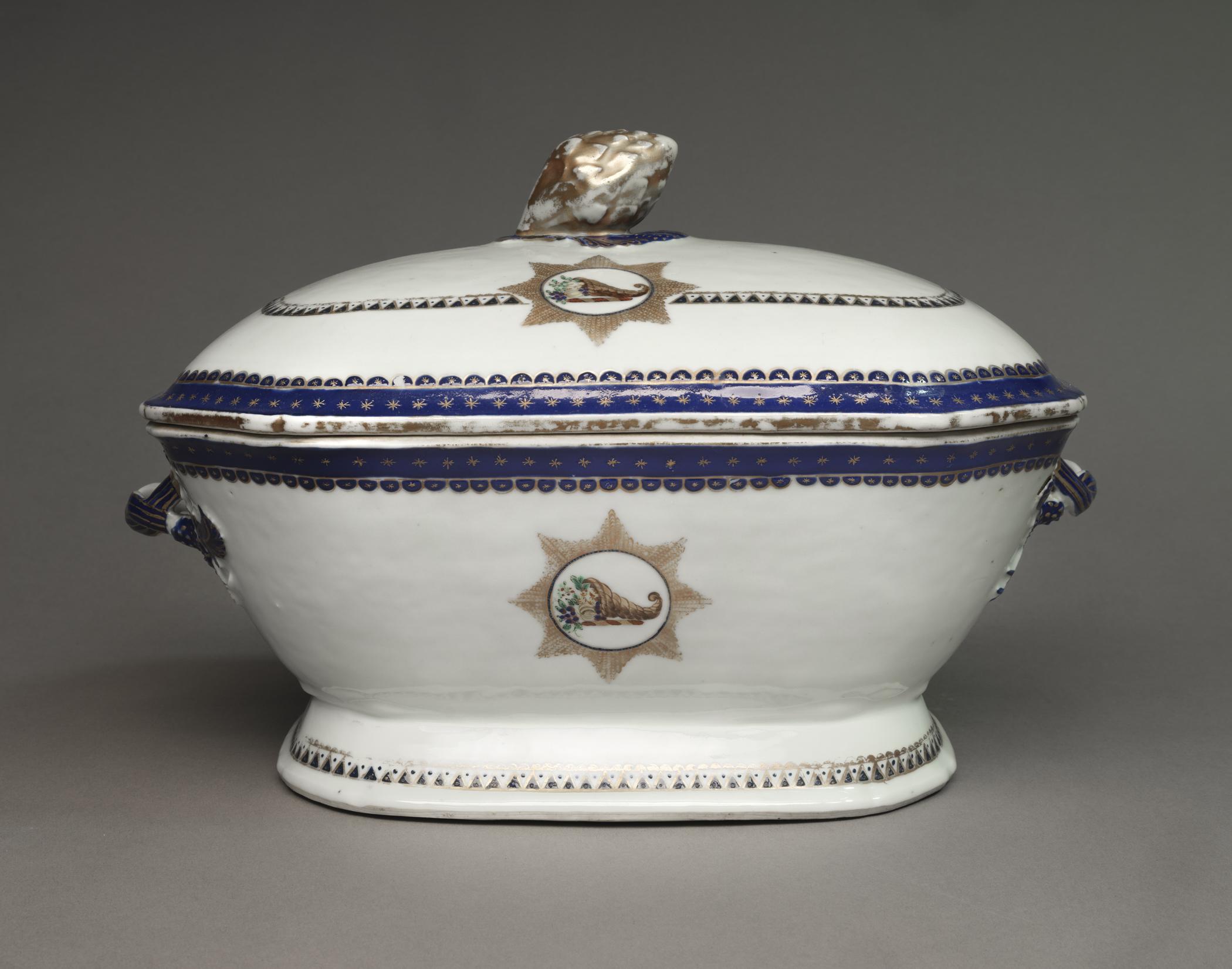 1965.0718.019 A Tureen, B Lid, view 1