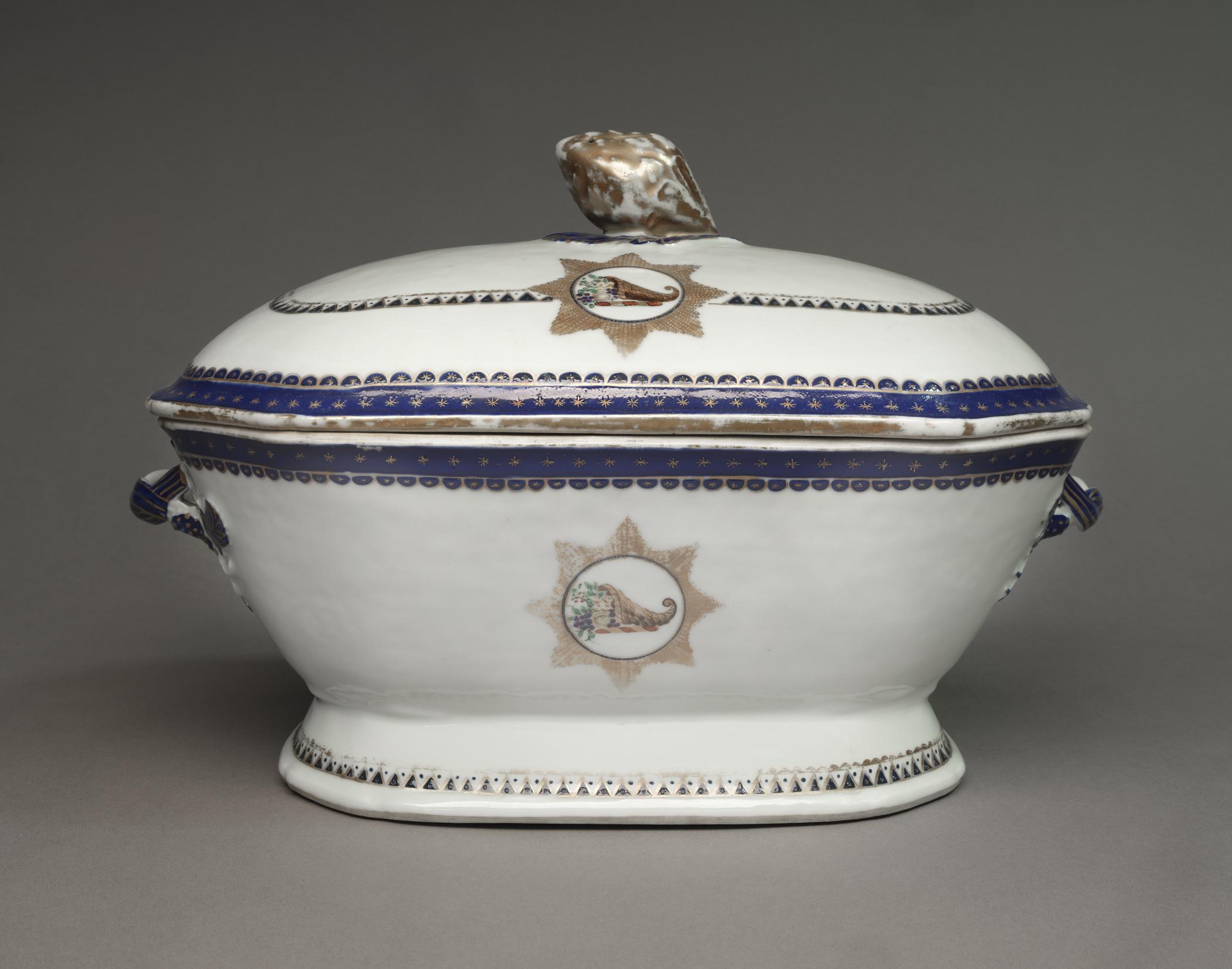 1965.0718.019 A Tureen, B Lid, view 2