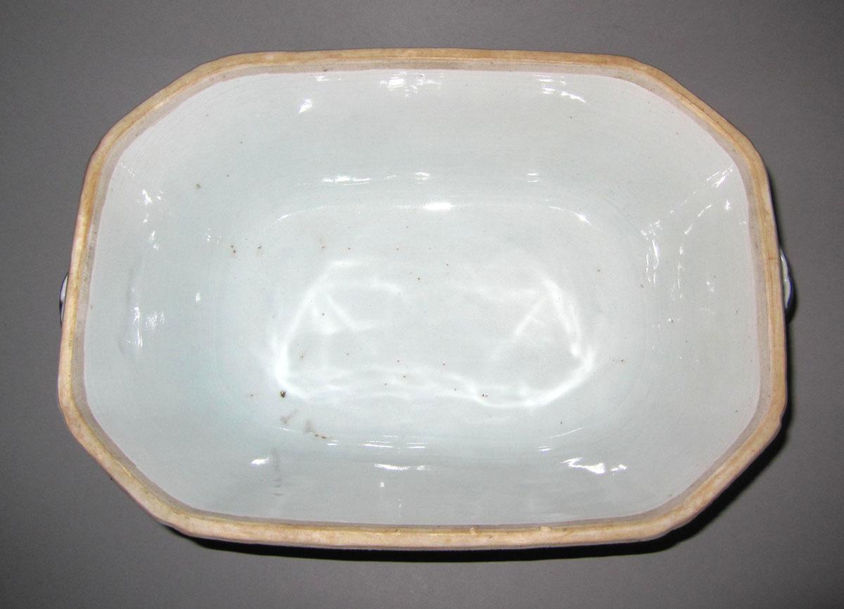 1965.0718.019 A Porcelain tureen top