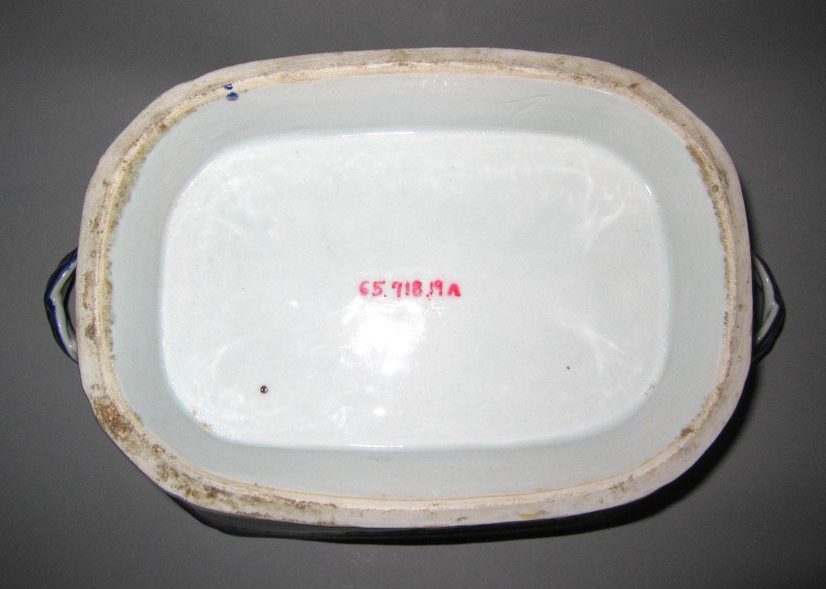 1965.0718.019 A Porcelain tureen underside