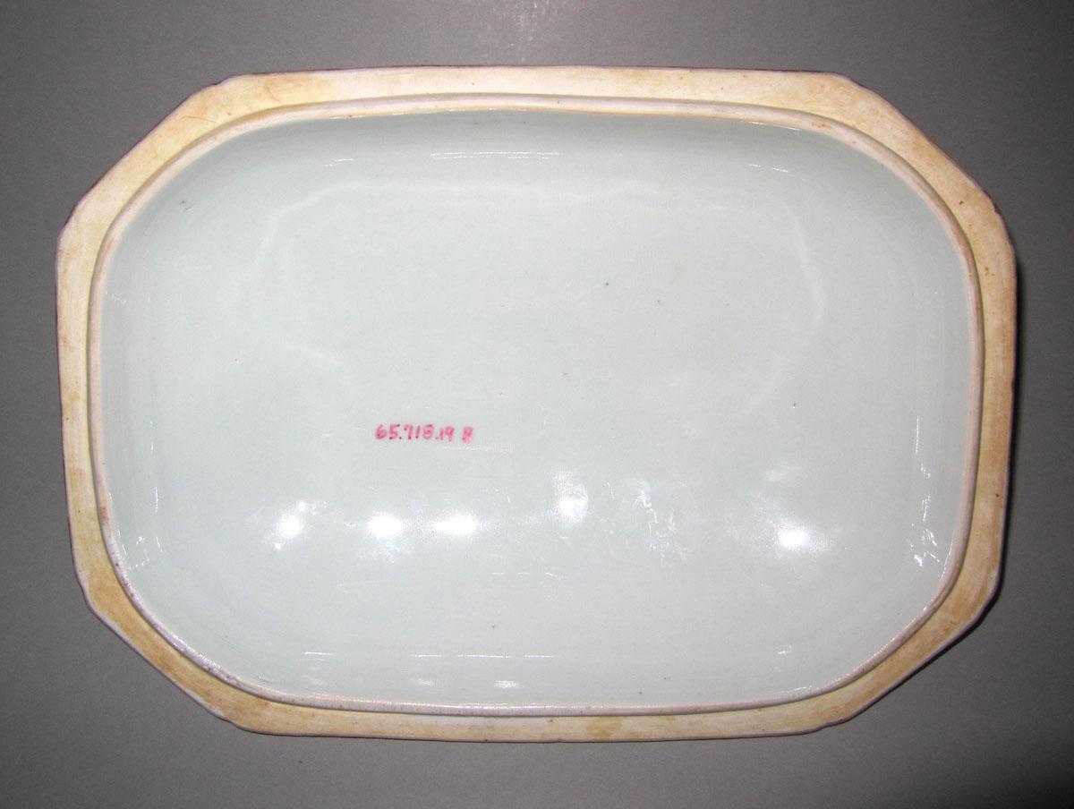 1965.0718.019 B Porcelain tureen underside