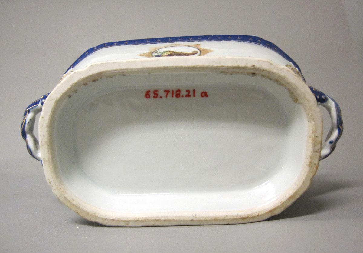 1965.0718.021 A Porcelain tureen underside