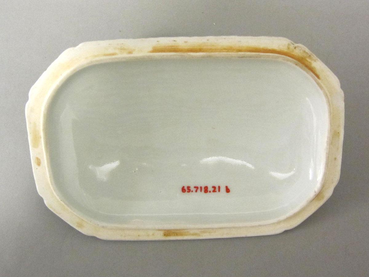 1965.0718.021 B Porcelain tureen underside