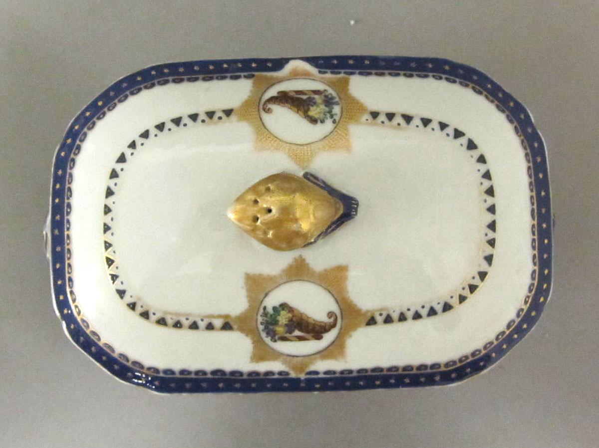 1965.0718.022 A,B Porcelain tureen top