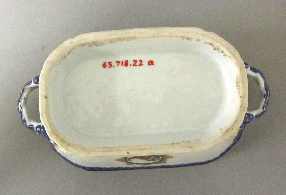 1965.0718.022 A Porcelain tureen underside