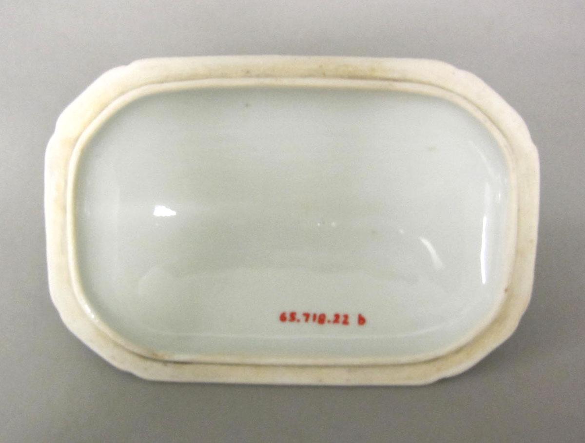 1965.0718.022 B Porcelain tureen underside