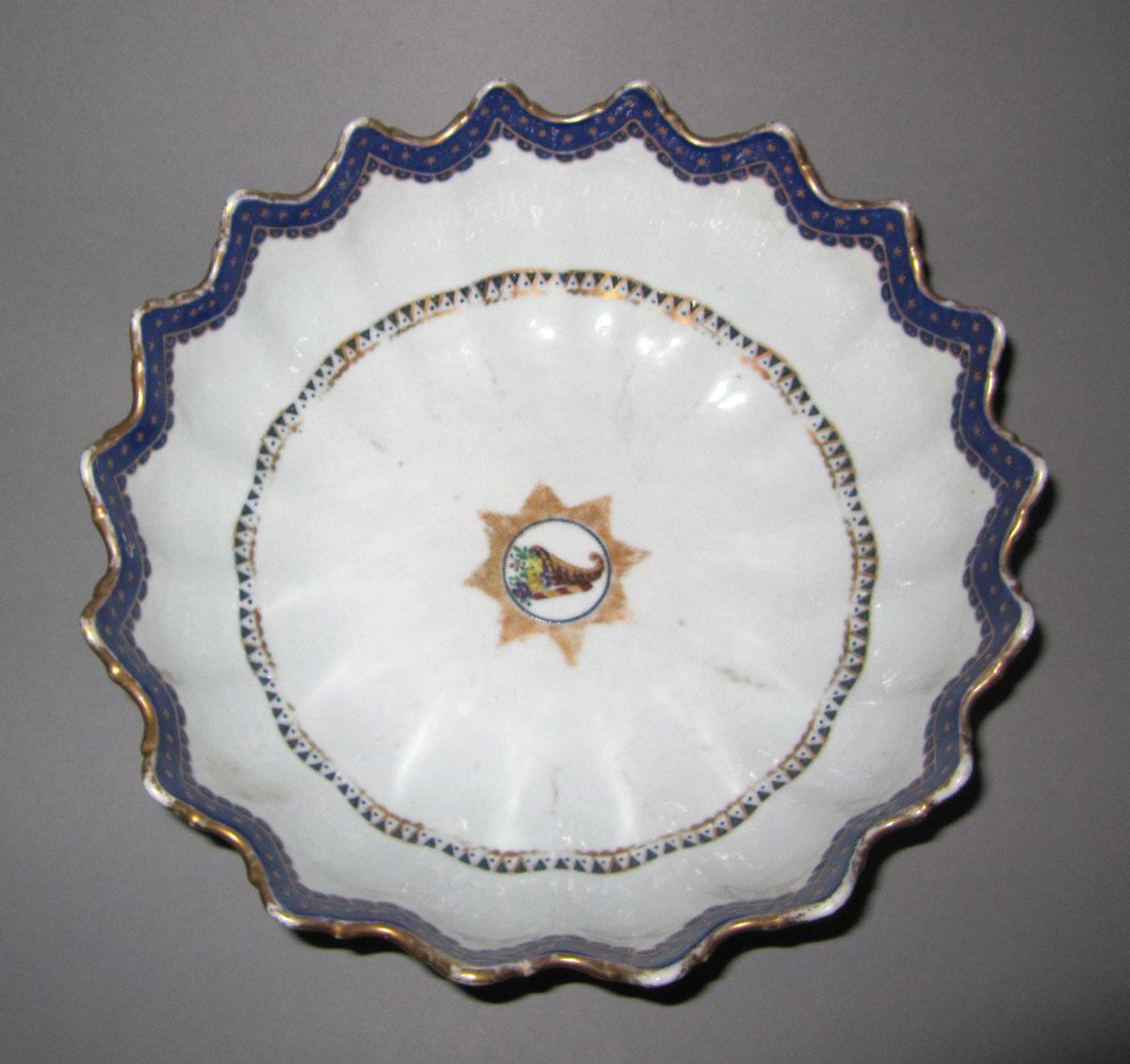1965.0718.023 Porcelain footed bowl top