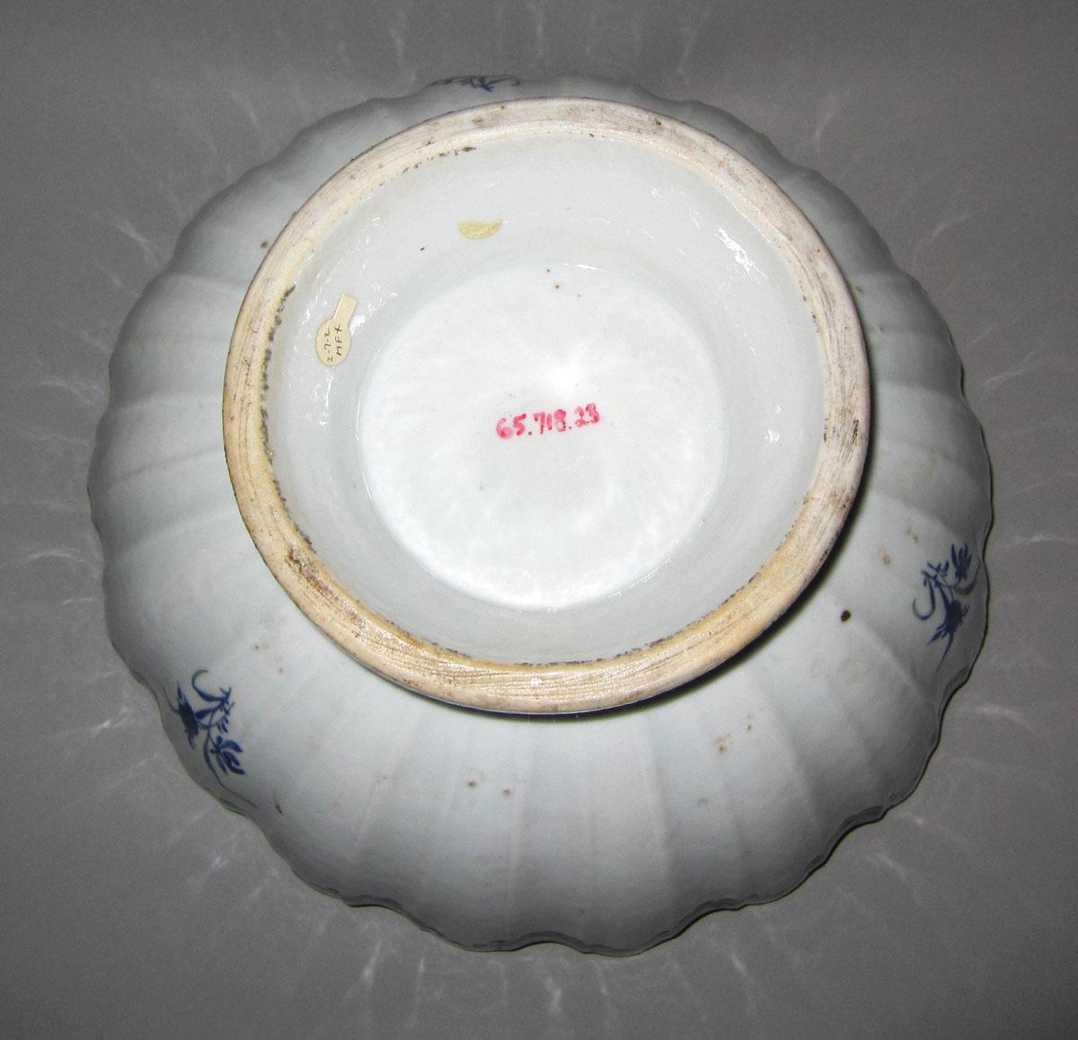 1965.0718.023 Porcelain footed bowl underside