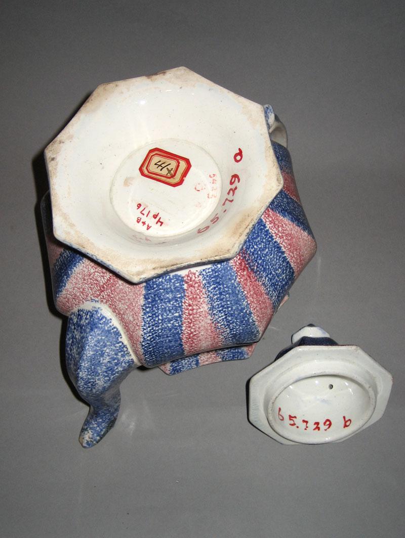 1965.0729 Teapot underside