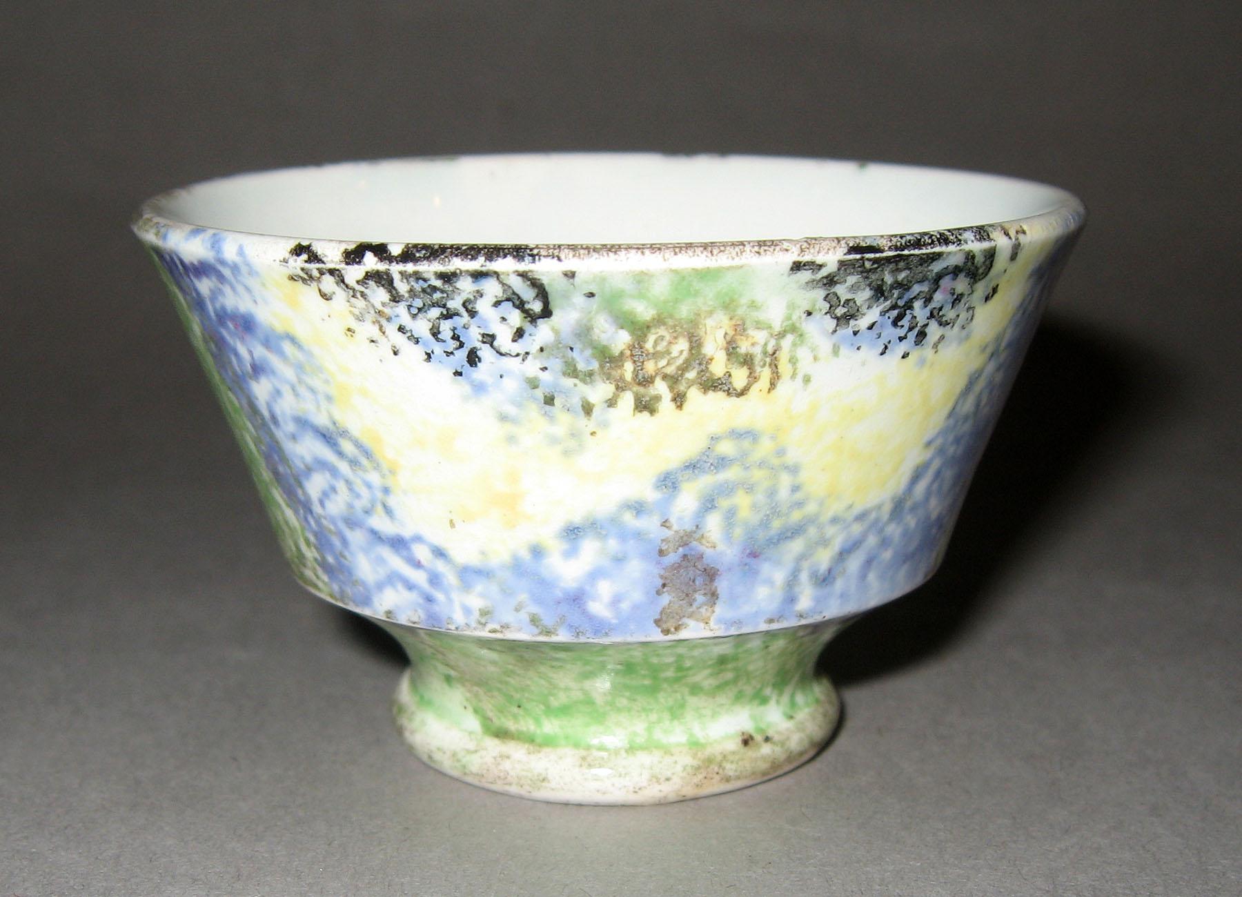 1965.0823 Miniature drape pattern spatterware teabowl