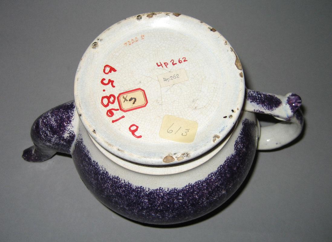 1965.0861 Teapot underside