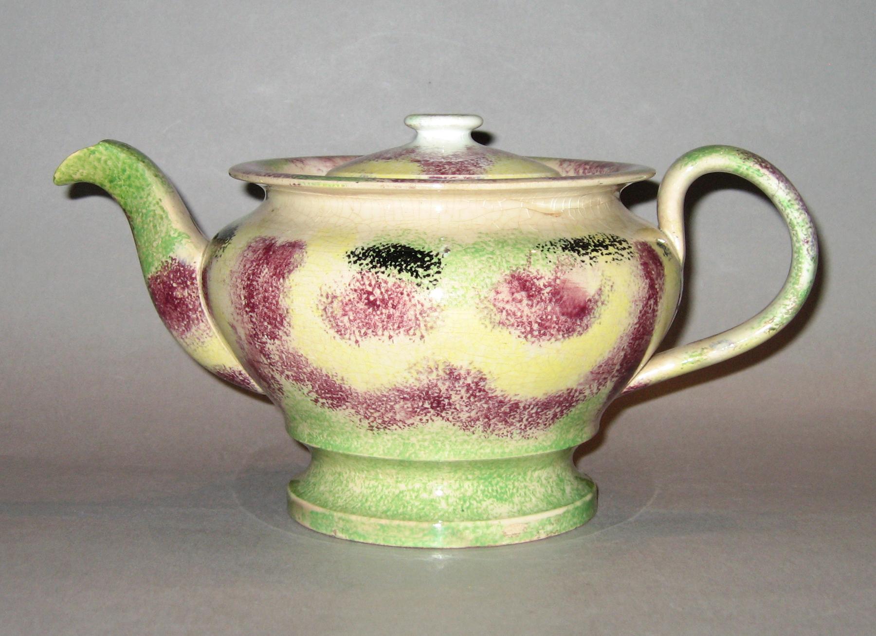 1965.0862.001 Rainbow drape spatterware teapot