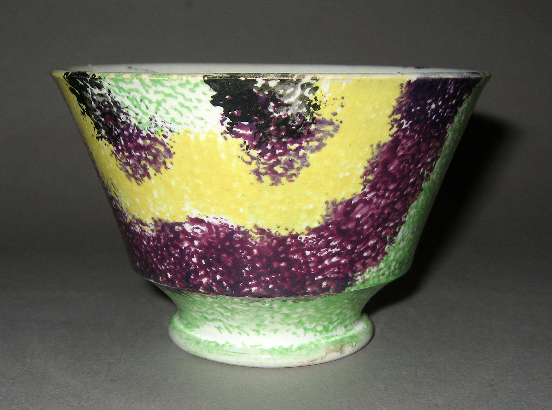 1965.0862.008 Rainbow drape spatterware teabowl