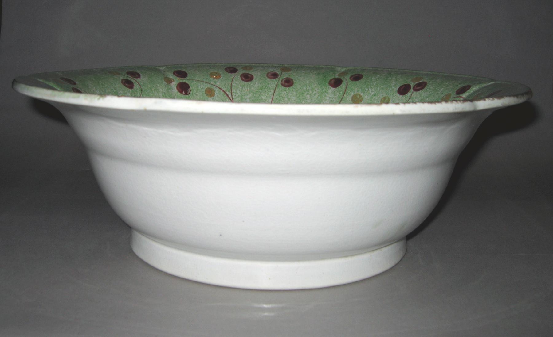 1965.0912.001 Vine and Berry spatterware basin