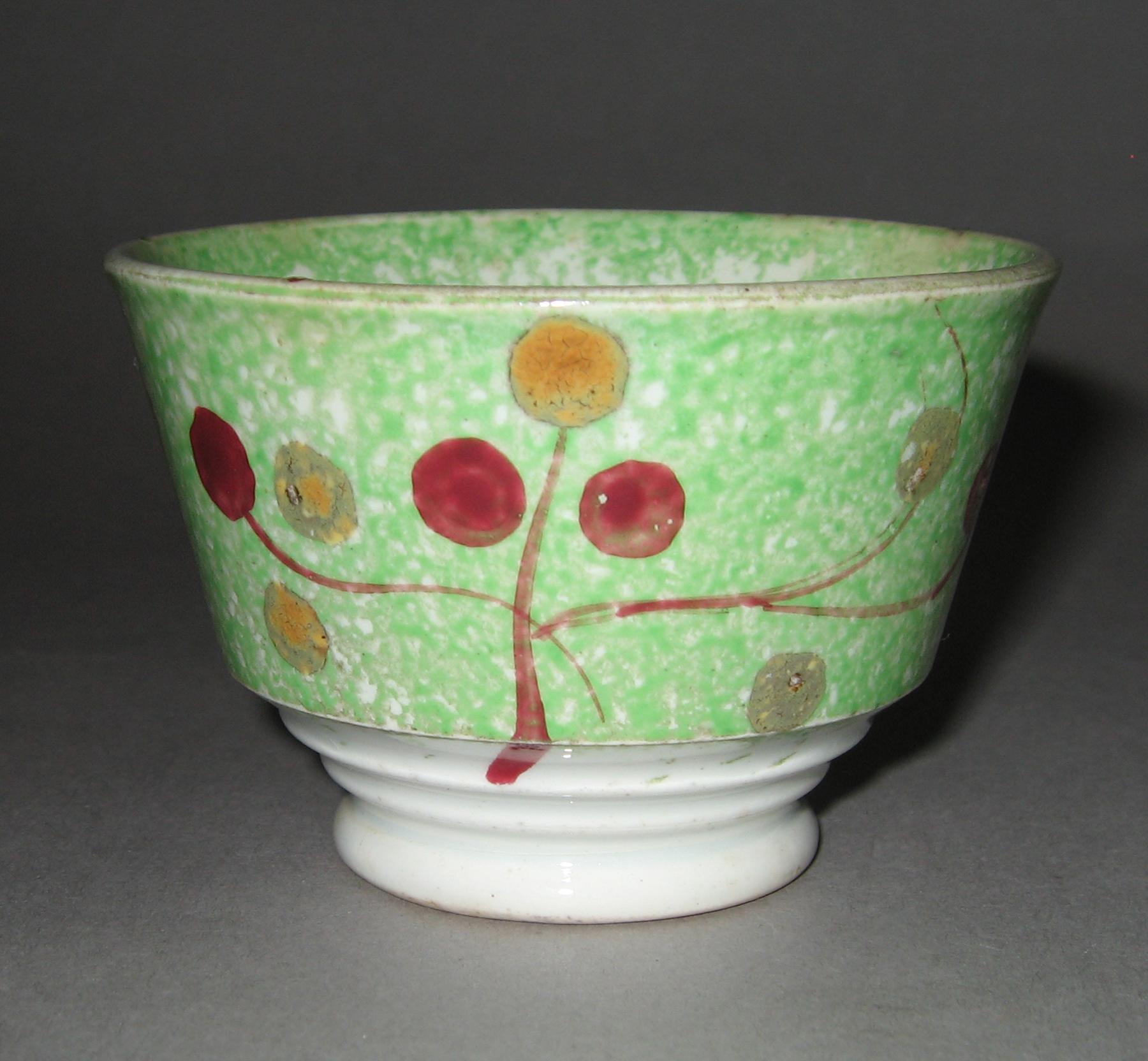 1965.0912.005 Vine and Berry spatterware teabowl
