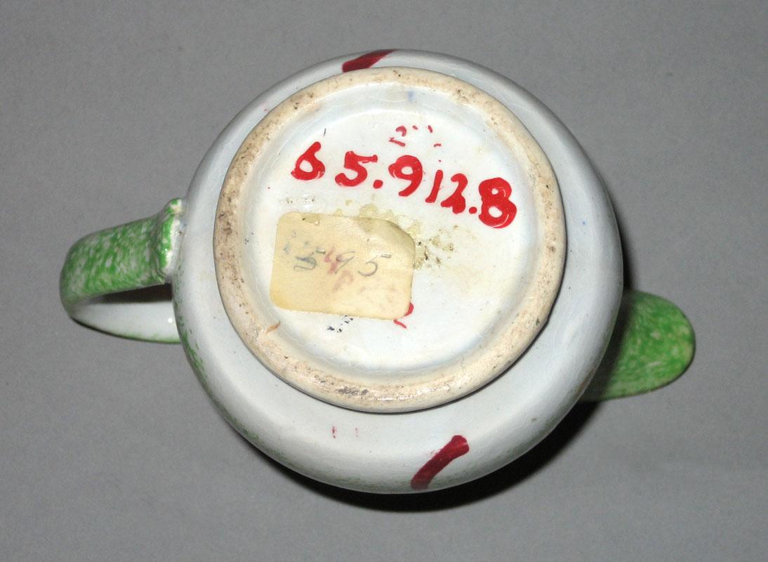 1965.0912.008 Cream or milk jug underside