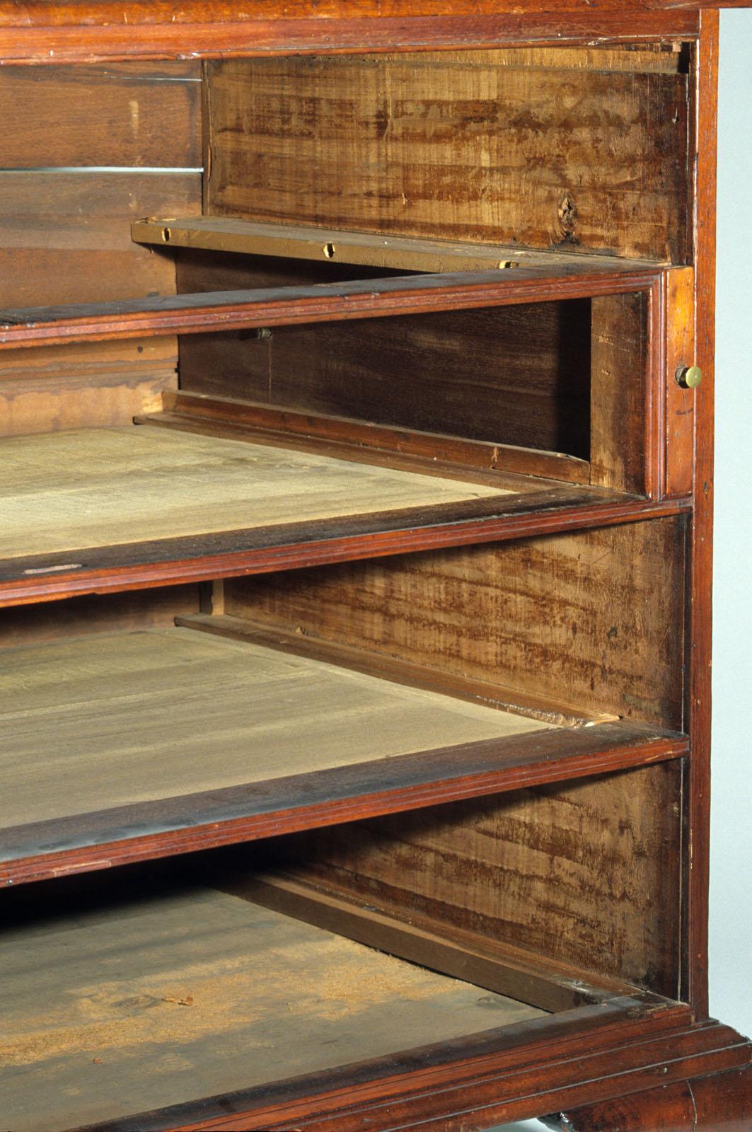 1952.0143 Chest of drawers, view without drawers