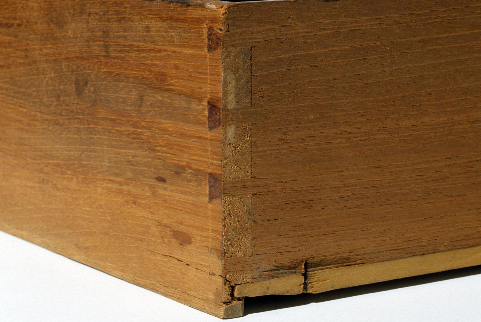 1952.0143 Chest of drawers, drawer, detail 1