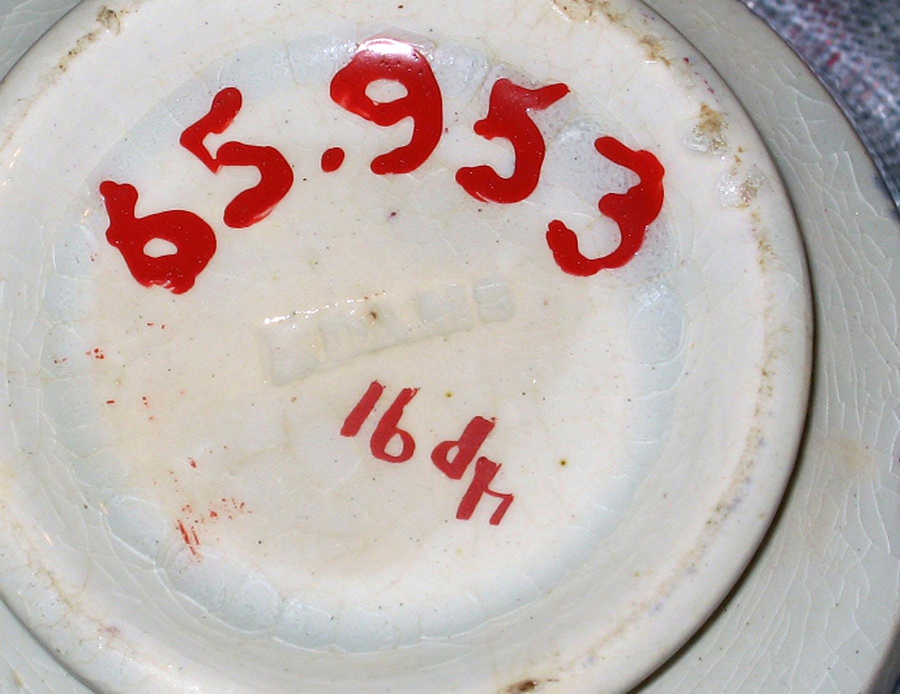 1965.0953 Spatterware teabowl, detail