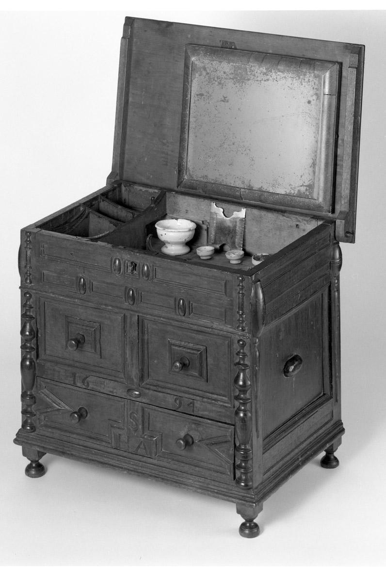 1952.0144 Chest of drawers, Dressing table
