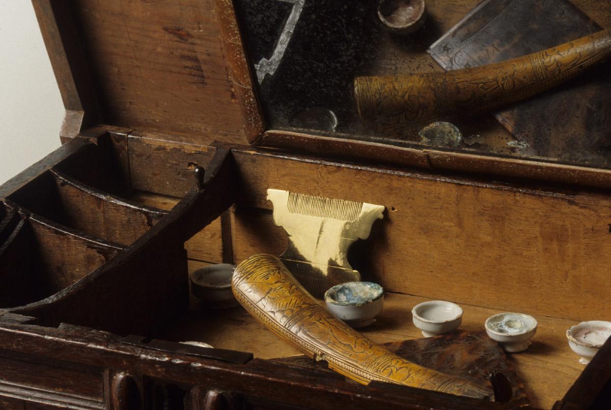 1952.0144 Chest of drawers, detail 1