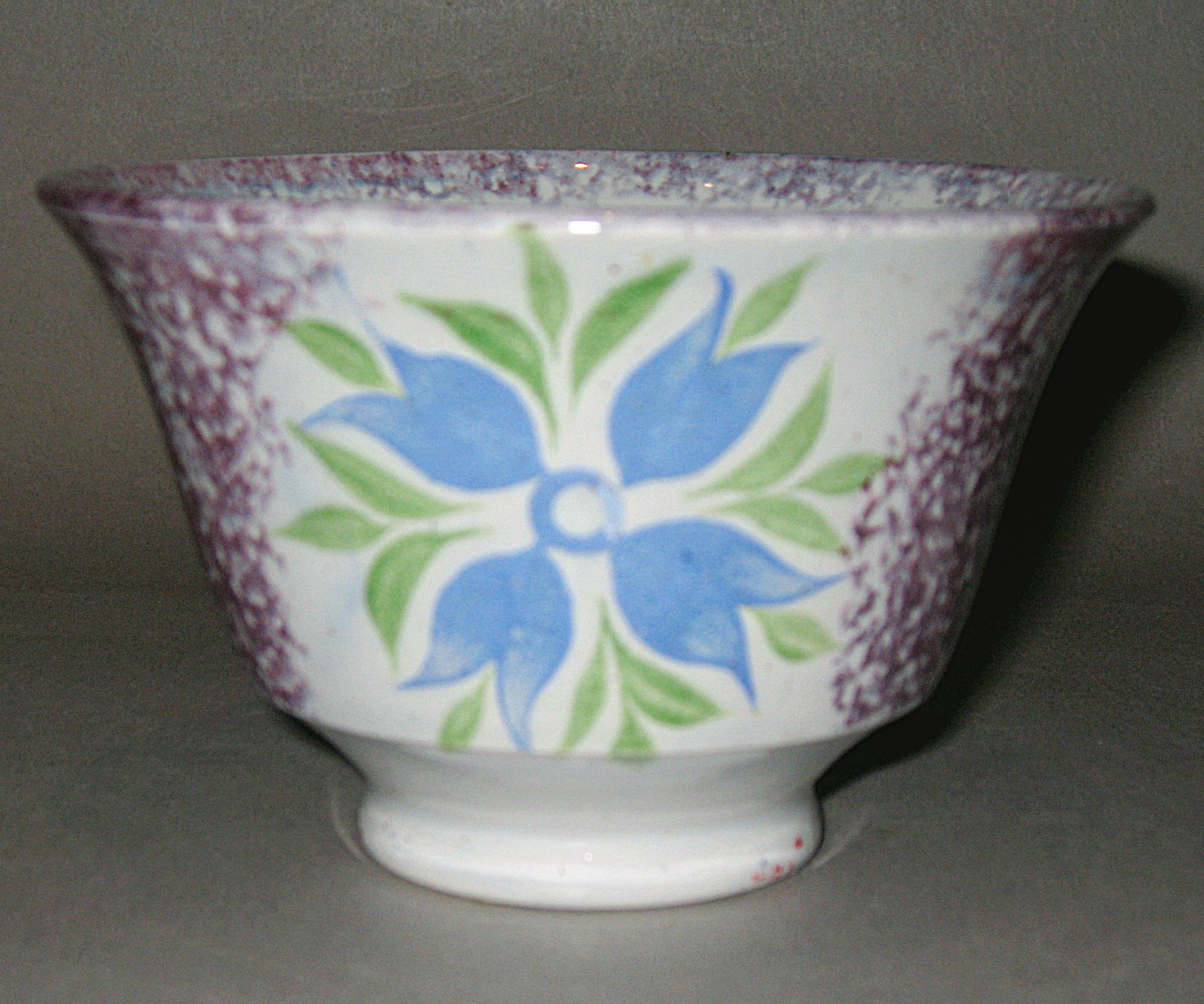 1965.0907.001 Spatterware teabowl