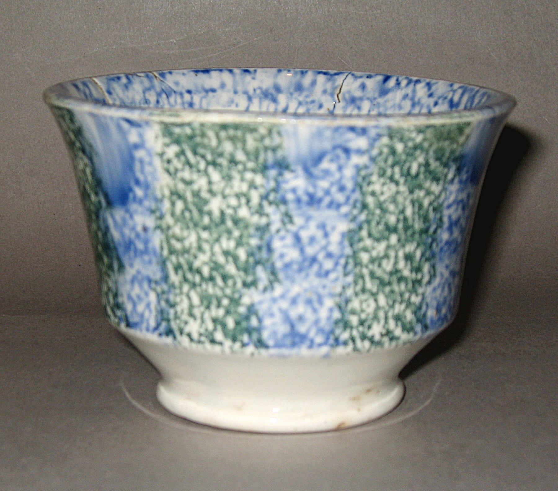 1965.1086 A Spatterware teabowl