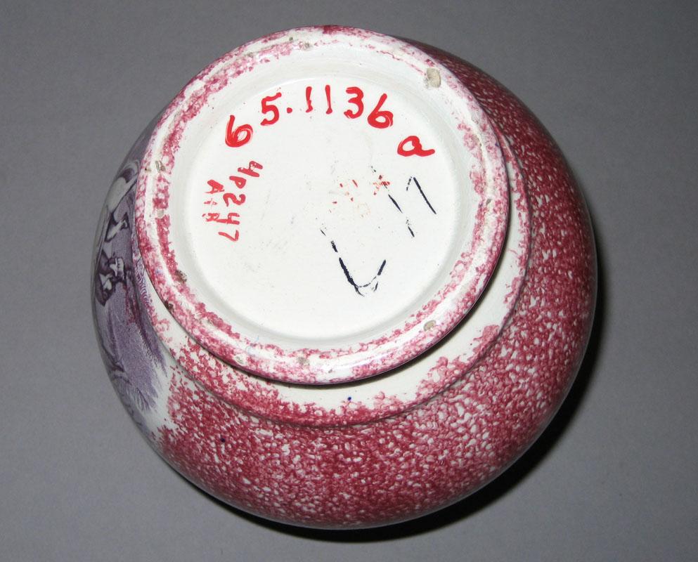 1965.1136 Sugar bowl underside