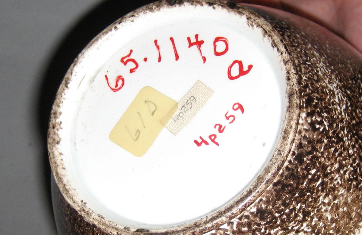 1965.1140 Teapot underside