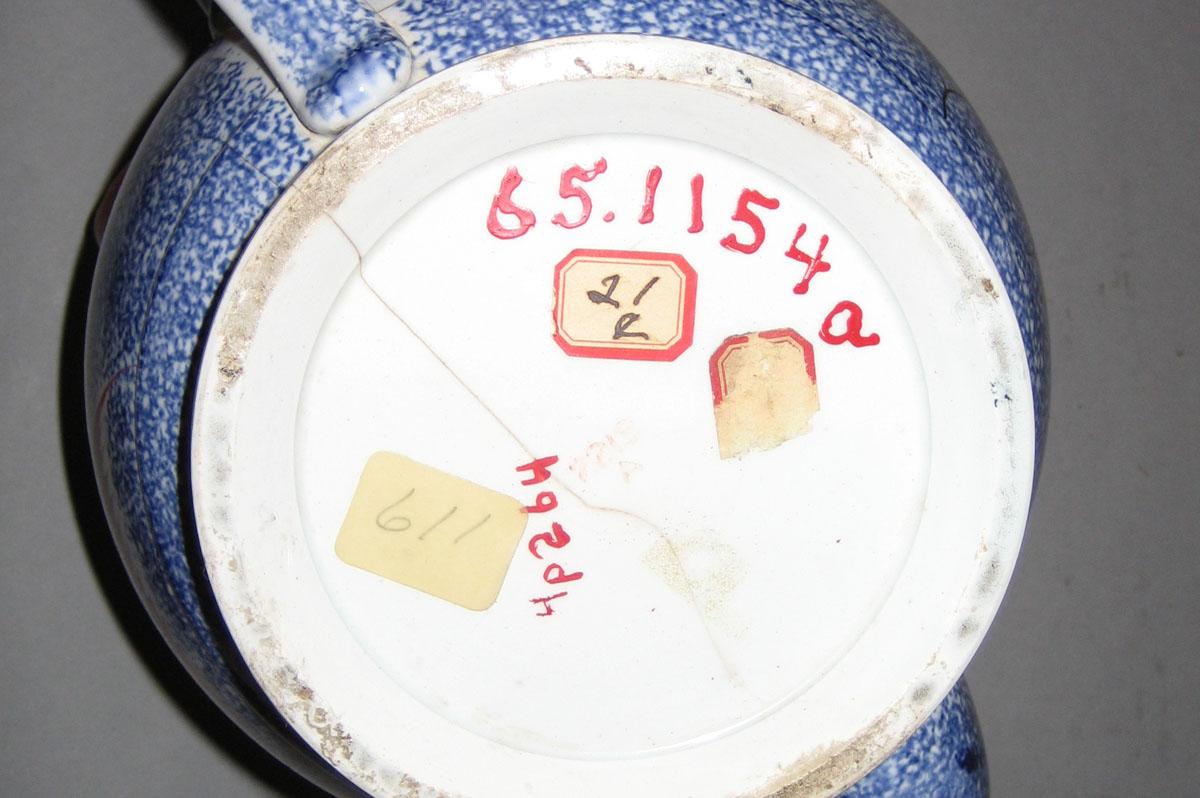 1965.1154 Teapot underside