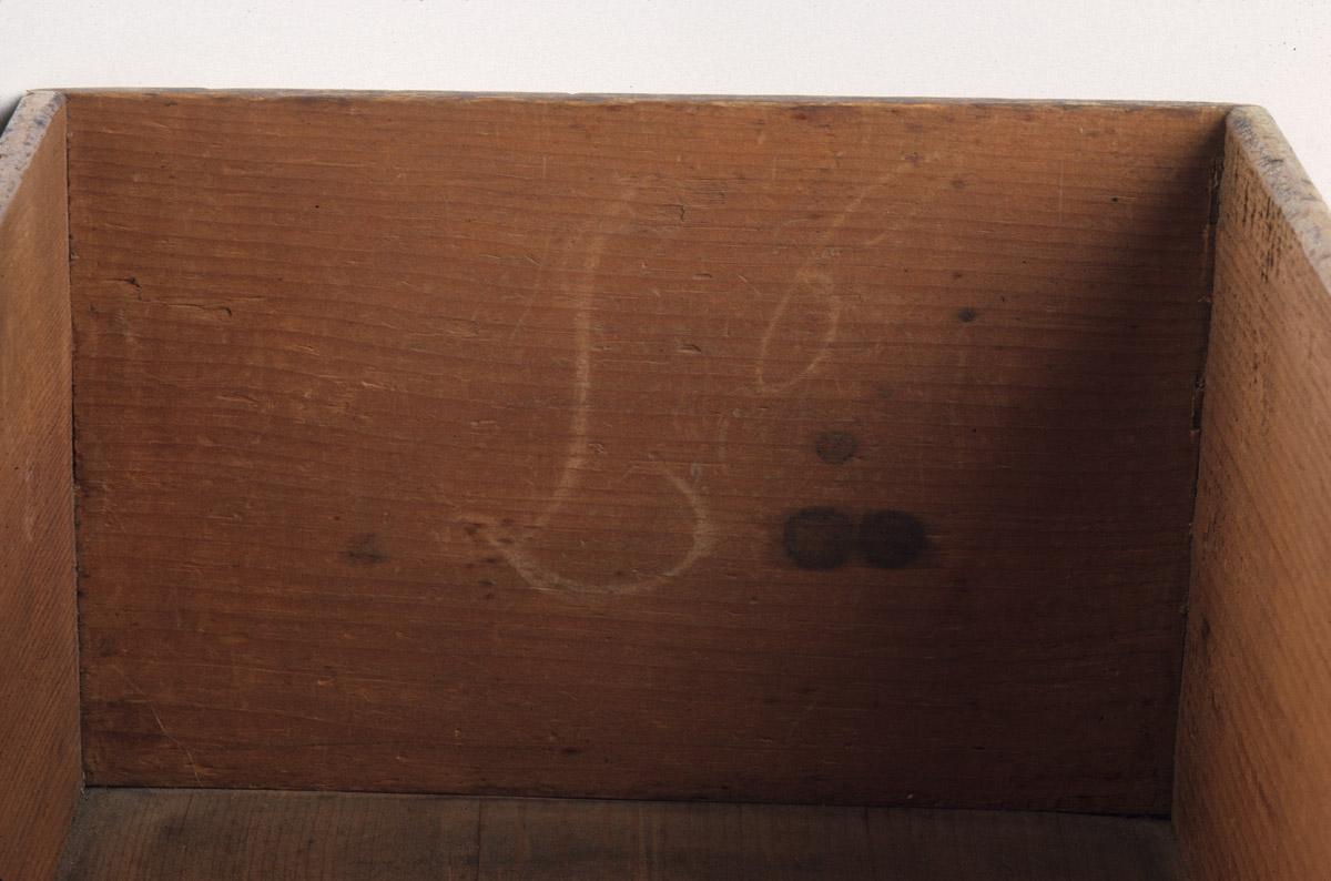 1952.0148 Table, drawer, detail 6