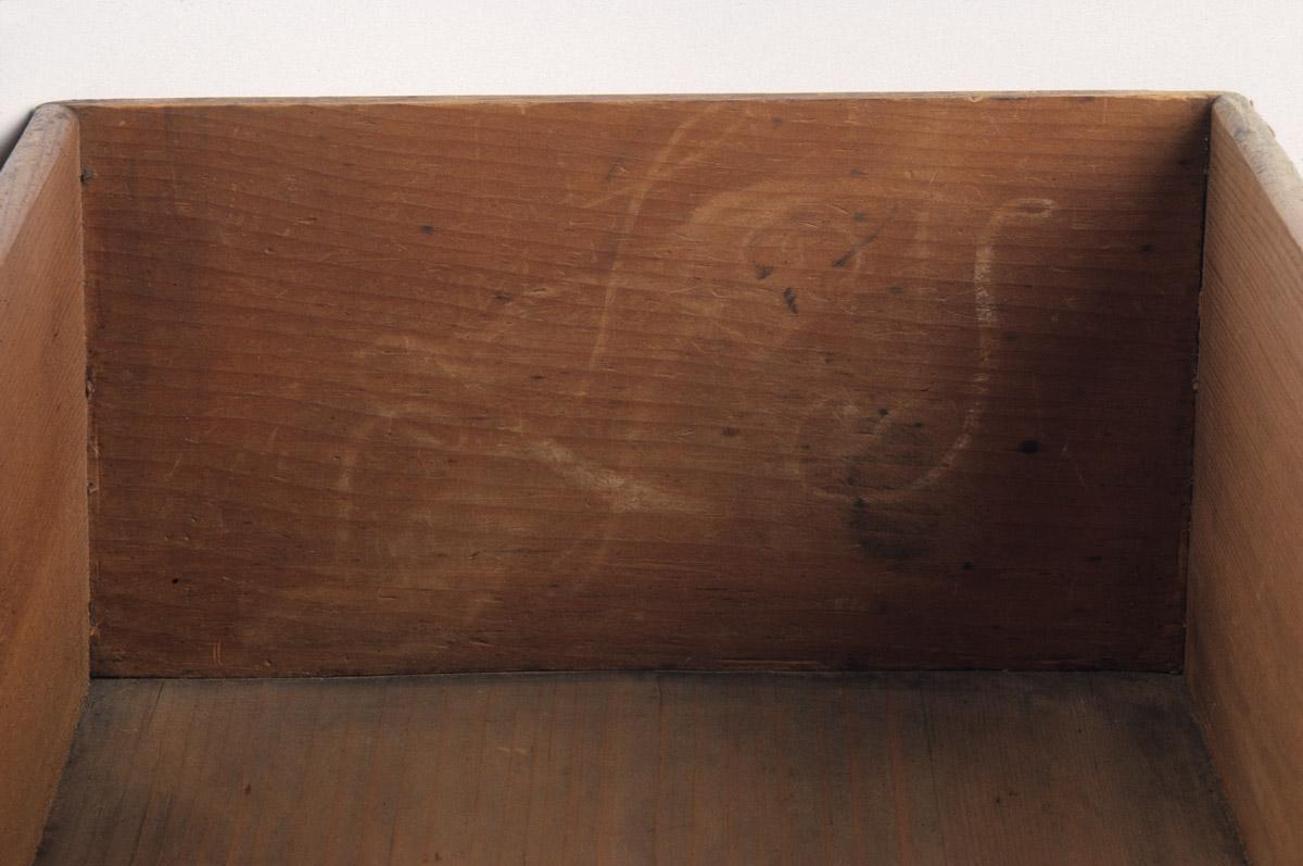 1952.0148 Table, drawer, detail 5