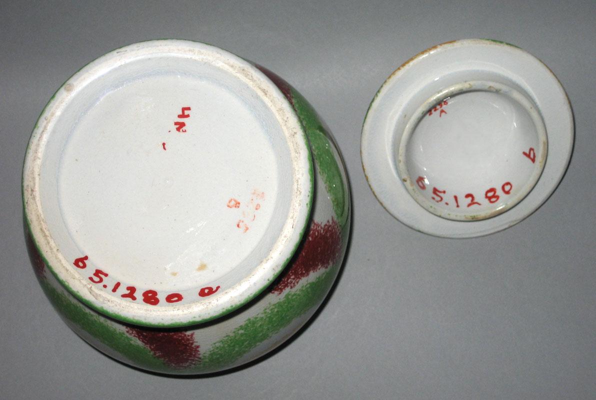 1965.1280 A,B Sugar bowl underside