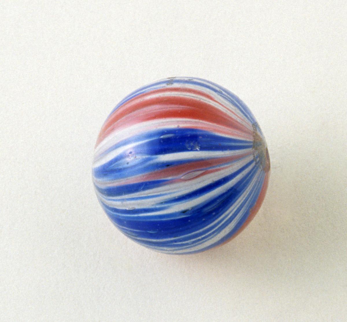 1965.1290.005 Glass marble