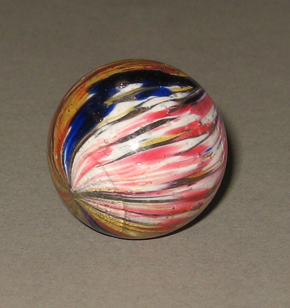 1965.1290.011 Glass marble
