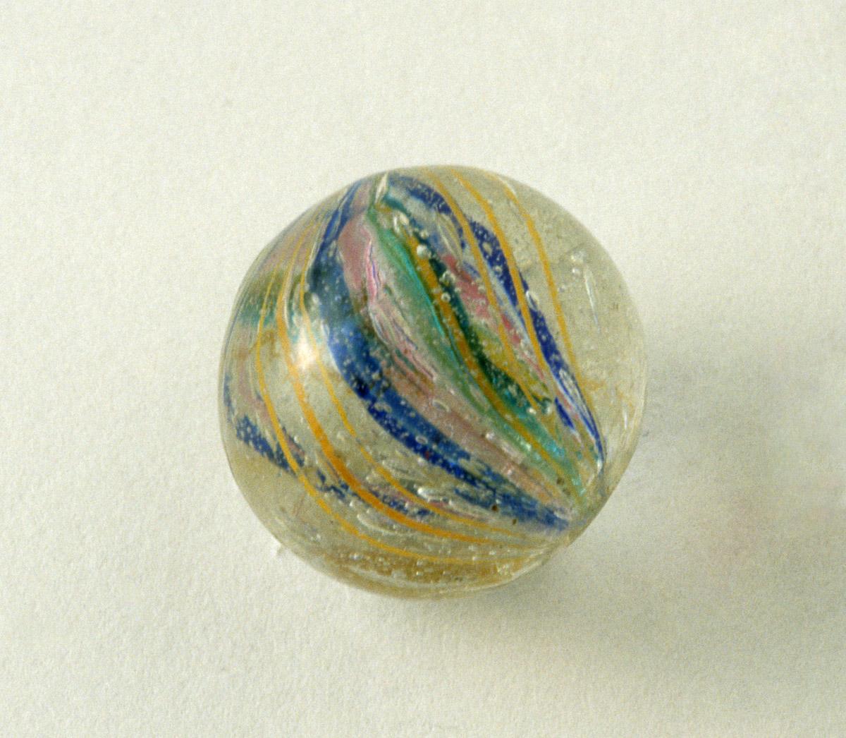 1965.1290.013 Glass marble