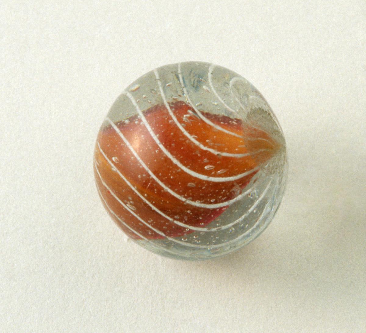 1965.1290.014 Glass marble