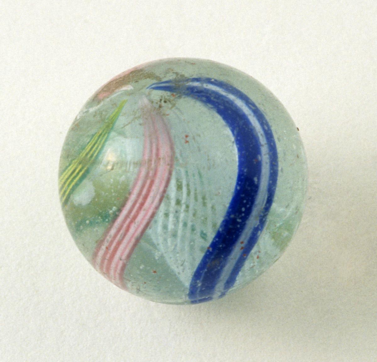 1965.1290.015 Glass marble